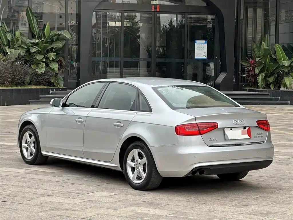 Audi A4L 2013 35 TFSI Automatic Comfort фото 4