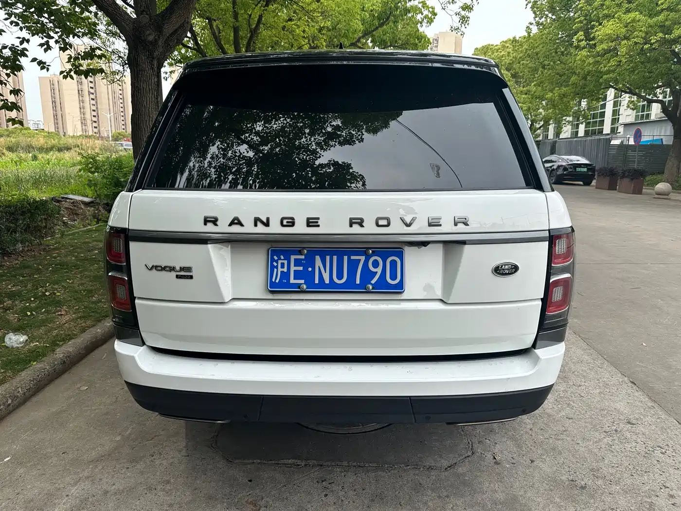 Land Rover Range Rover 2021 3.0 L6 Heritage Extended Classic Edition фото 6