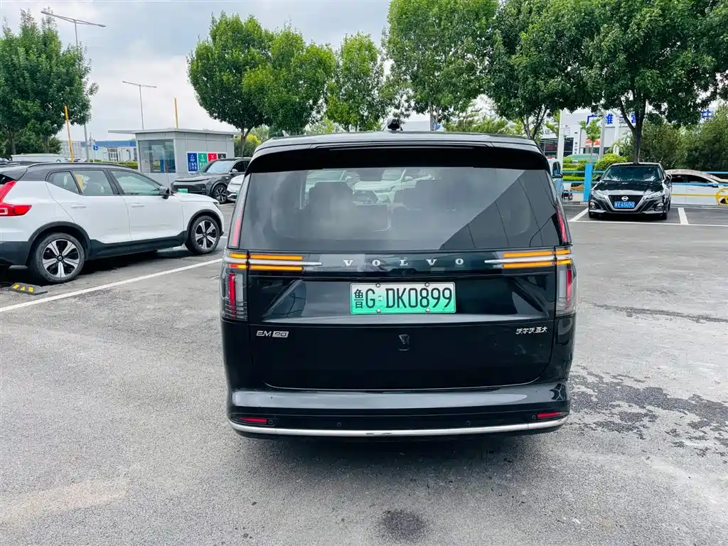 Фото 5 - Volvo EM90