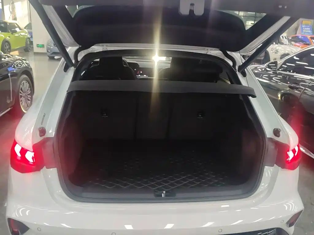 Audi A3 2026 2025 Facelift Sportback 35TFSI Flying Spur Premium