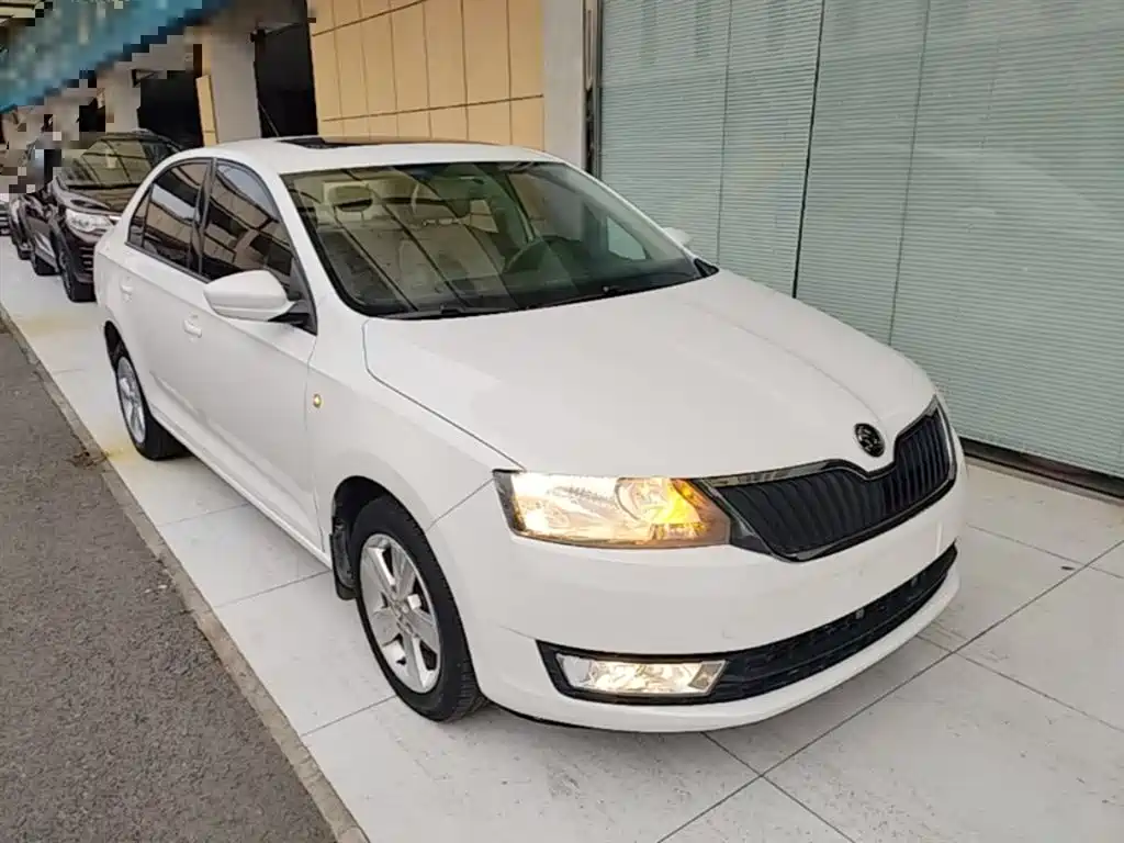 Škoda Rapid 2015 1.6L Manual Smart Selection фото 4