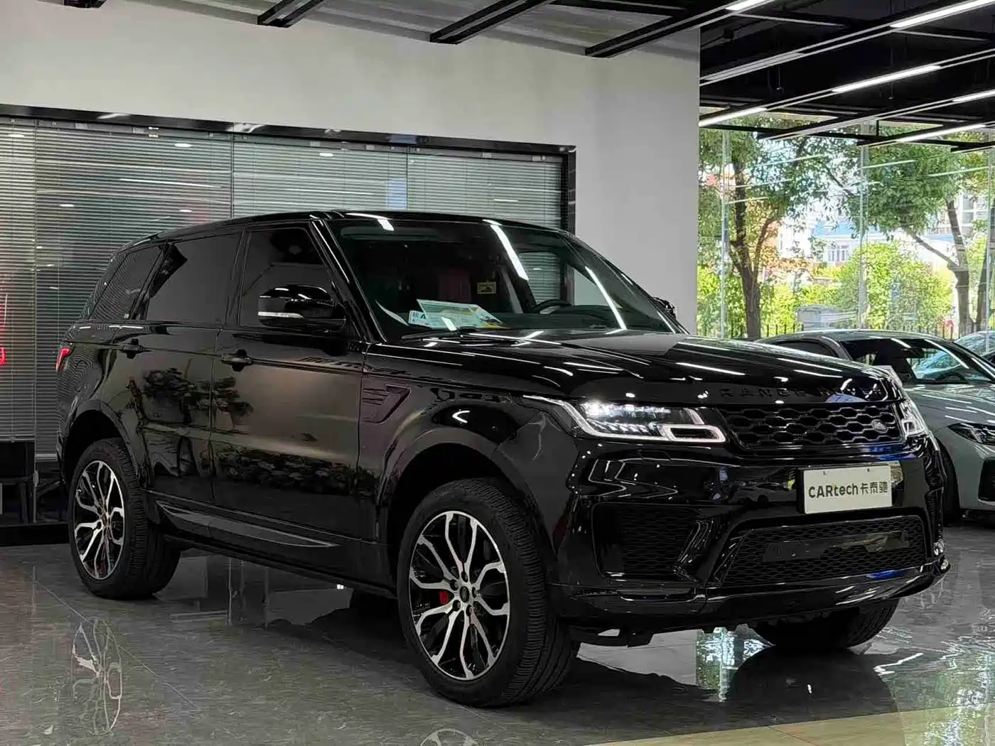 Land Rover Range Rover Sport 2022 3.0 L6 Gloss Black Edition фото 3