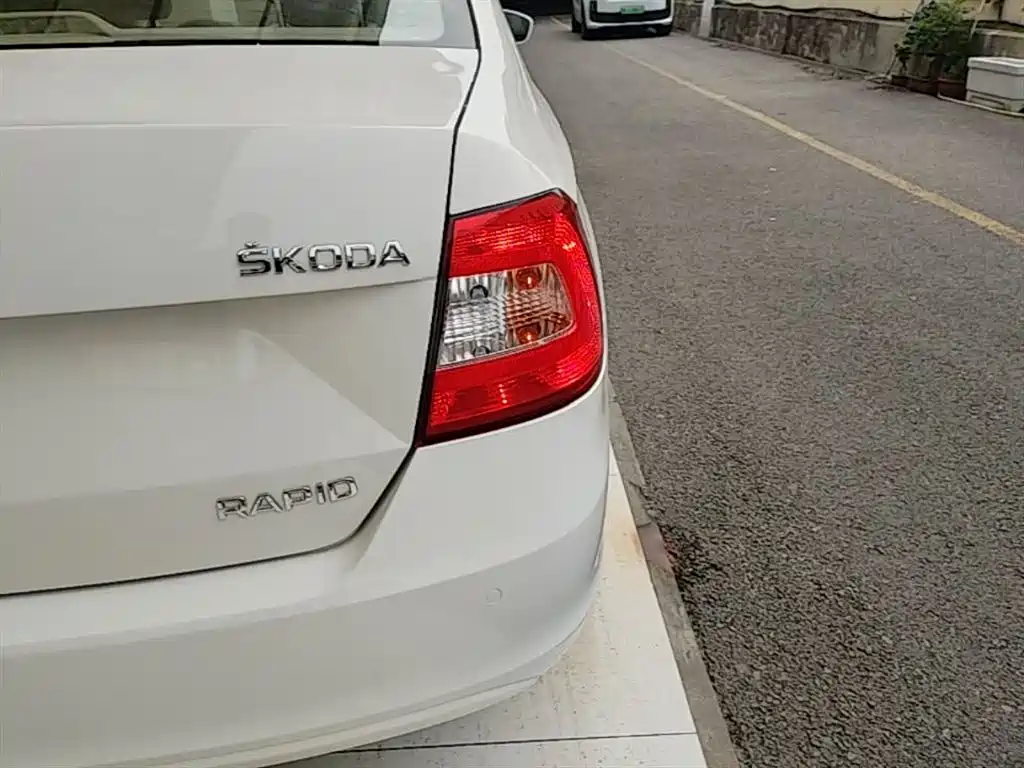 Škoda Rapid 2015 1.6L Manual Smart Selection фото 8