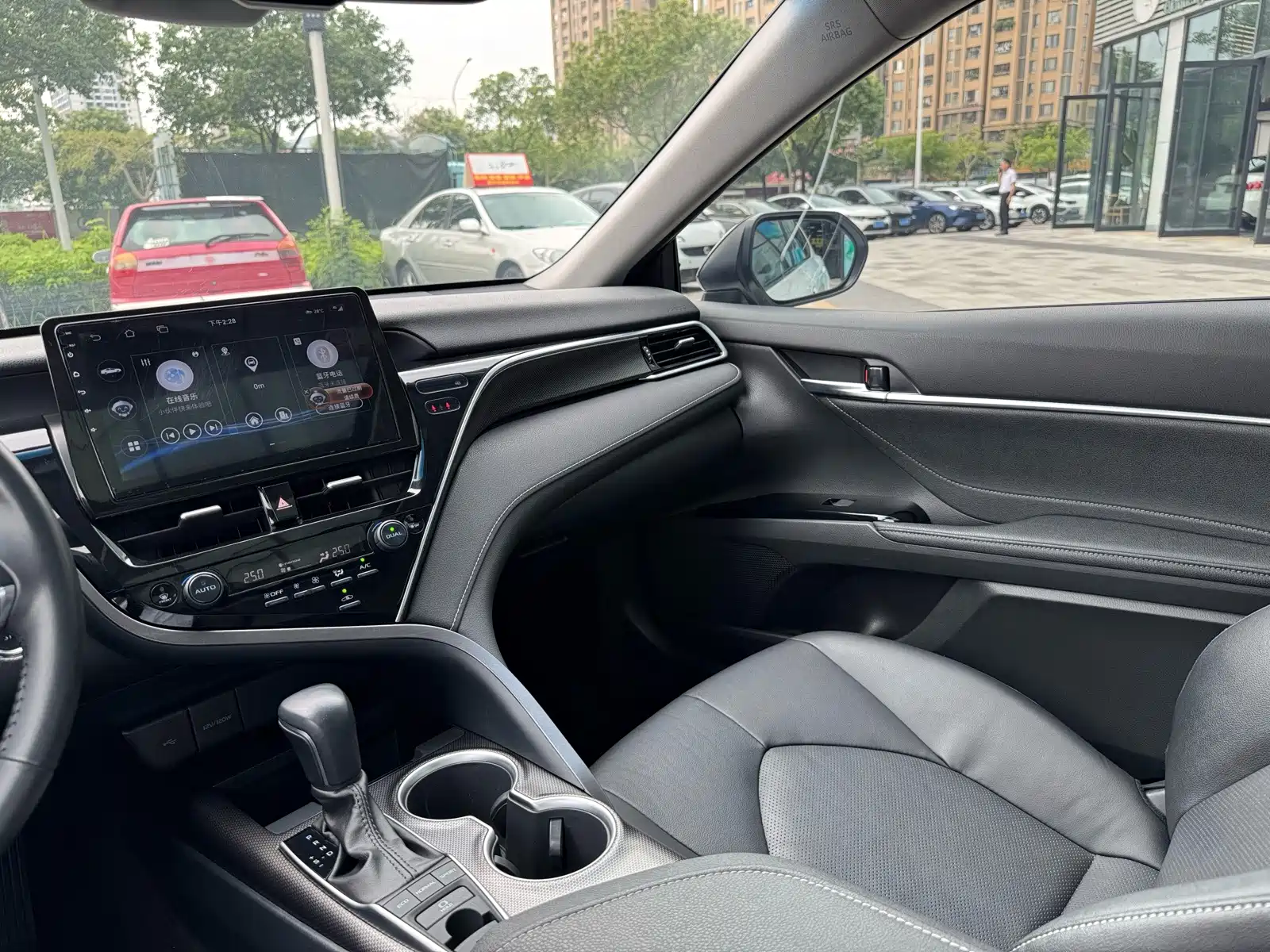 Фото 21 - Toyota Camry