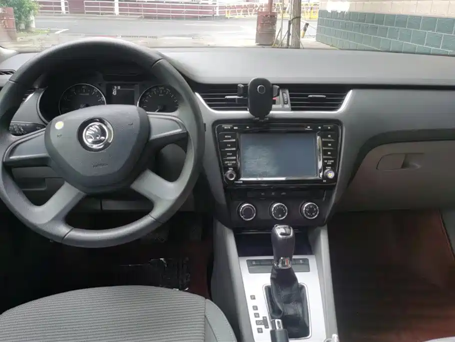 Škoda Octavia 2015 1.6L Automatic逸杰版 фото 12