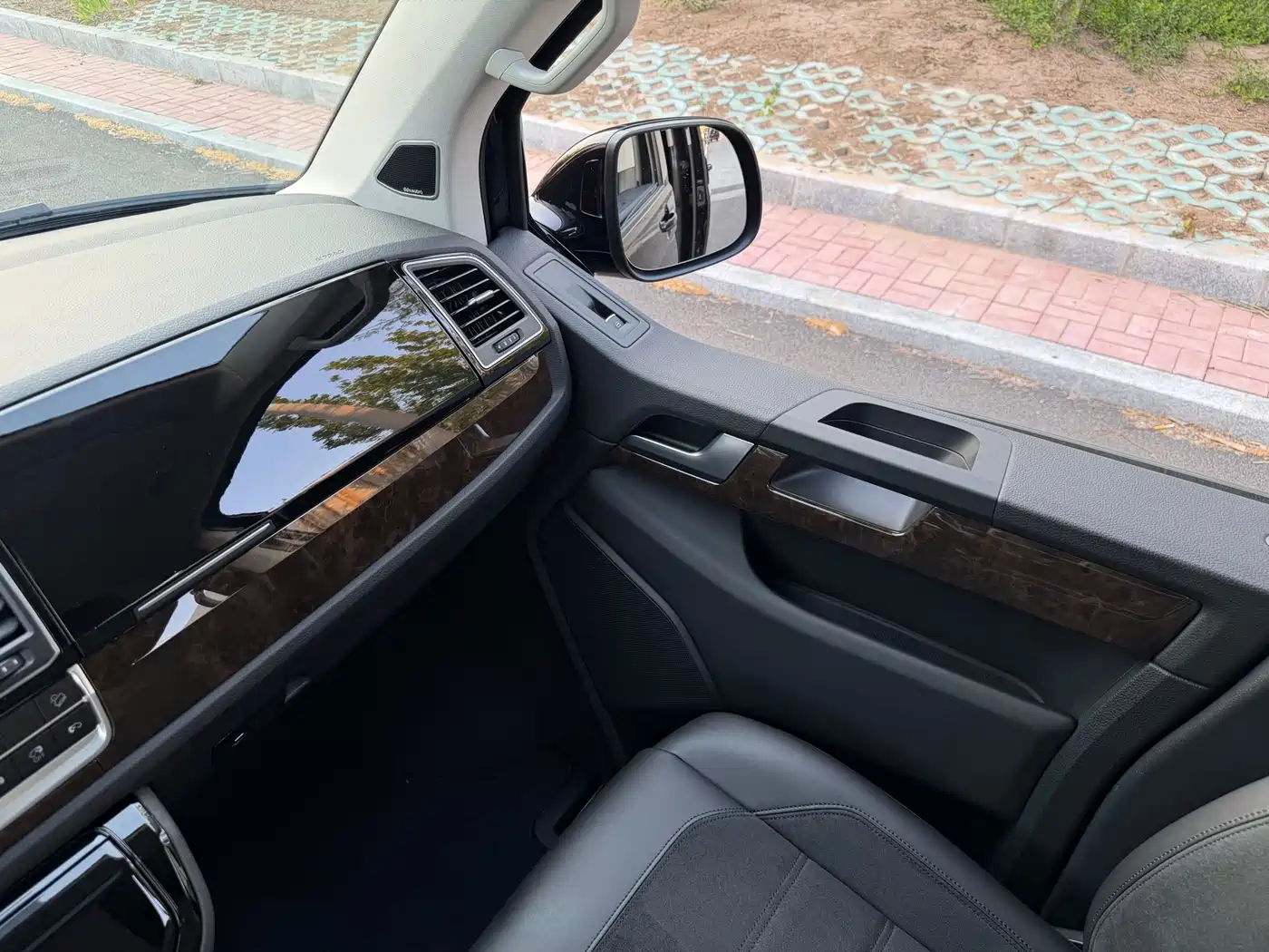 Volkswagen Multivan 2019 2.0TSI 4WD Premium 7-seater фото 10