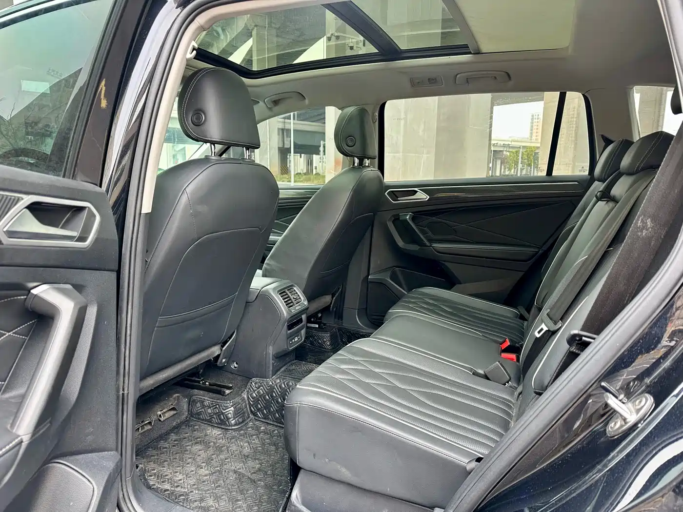 Volkswagen Tiguan L 2023 330TSI Auto 2WD R-Line Premium Edition фото 8