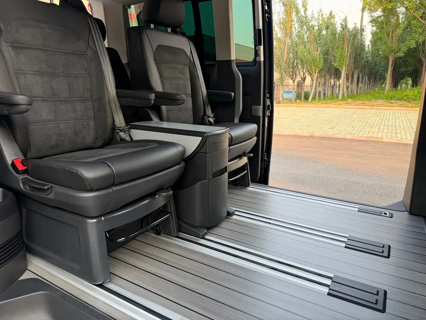 Volkswagen Multivan 2019 2.0TSI 4WD Premium 7-seater фото 18