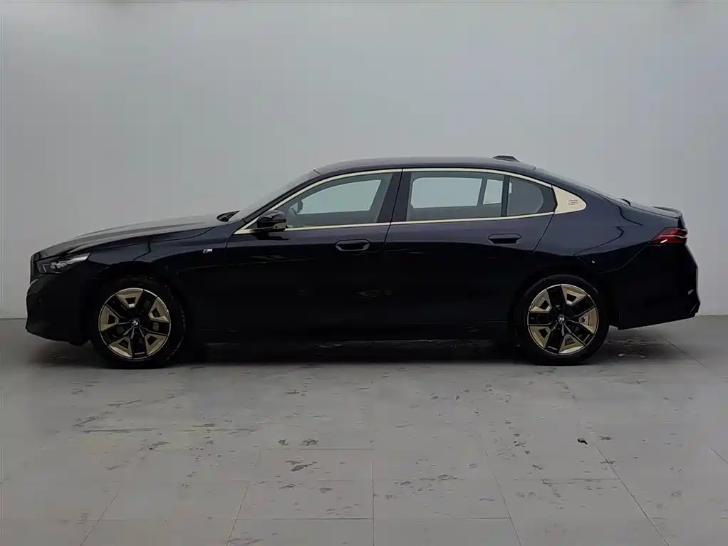 BMW 5 Series 2024 530Li Leading M Sport Package фото 3