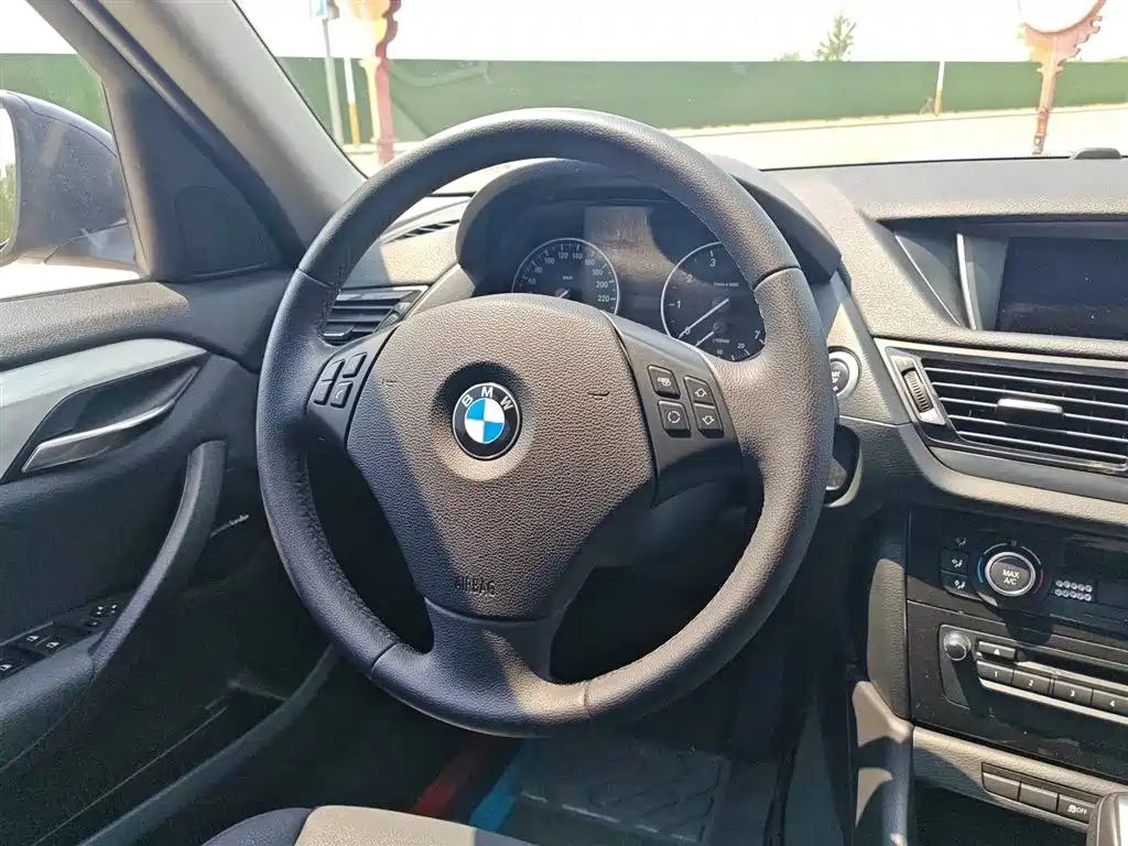 BMW X1 2013 sDrive18i Leading фото 13