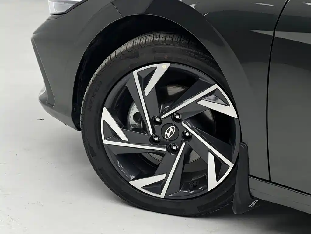 Photo 13 - Hyundai Elantra