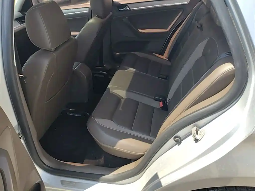 Volkswagen Bora 2014 1.6L Automatic Comfort Edition фото 17