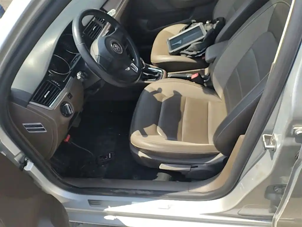 Volkswagen Bora 2014 1.6L Automatic Comfort Edition фото 15