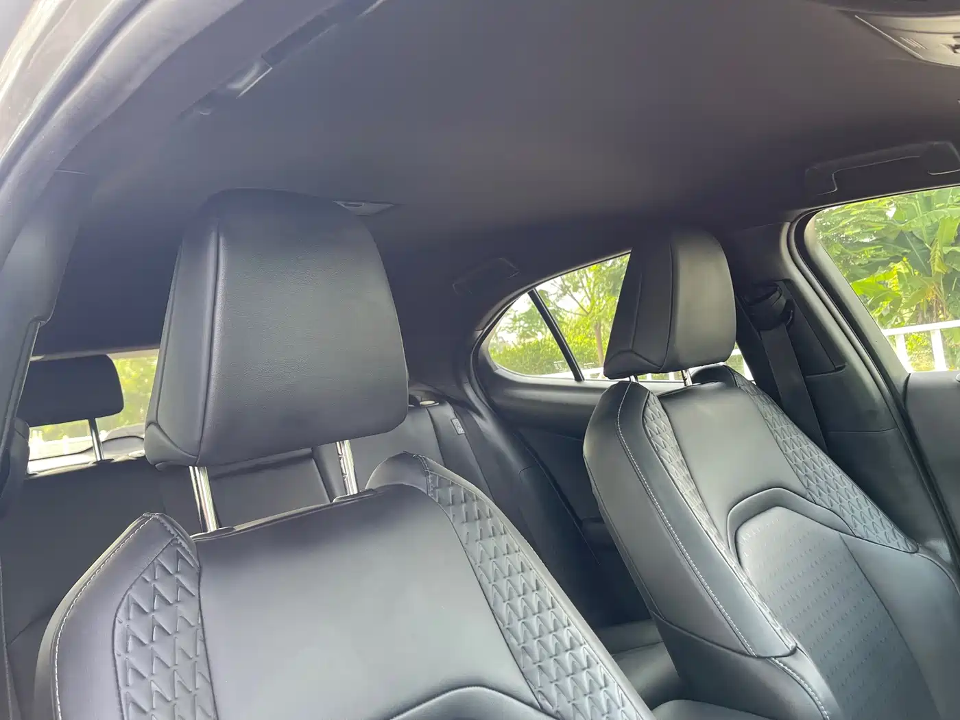 Фото 9 - Lexus UX