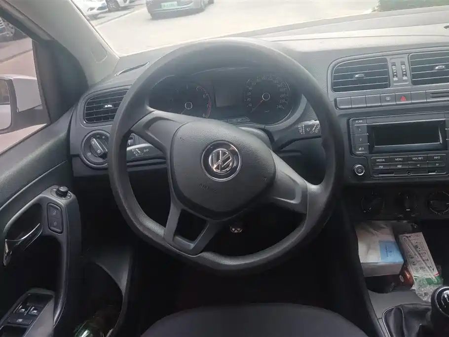 Volkswagen Polo 2014 1.4L Manual Trend Edition фото 15