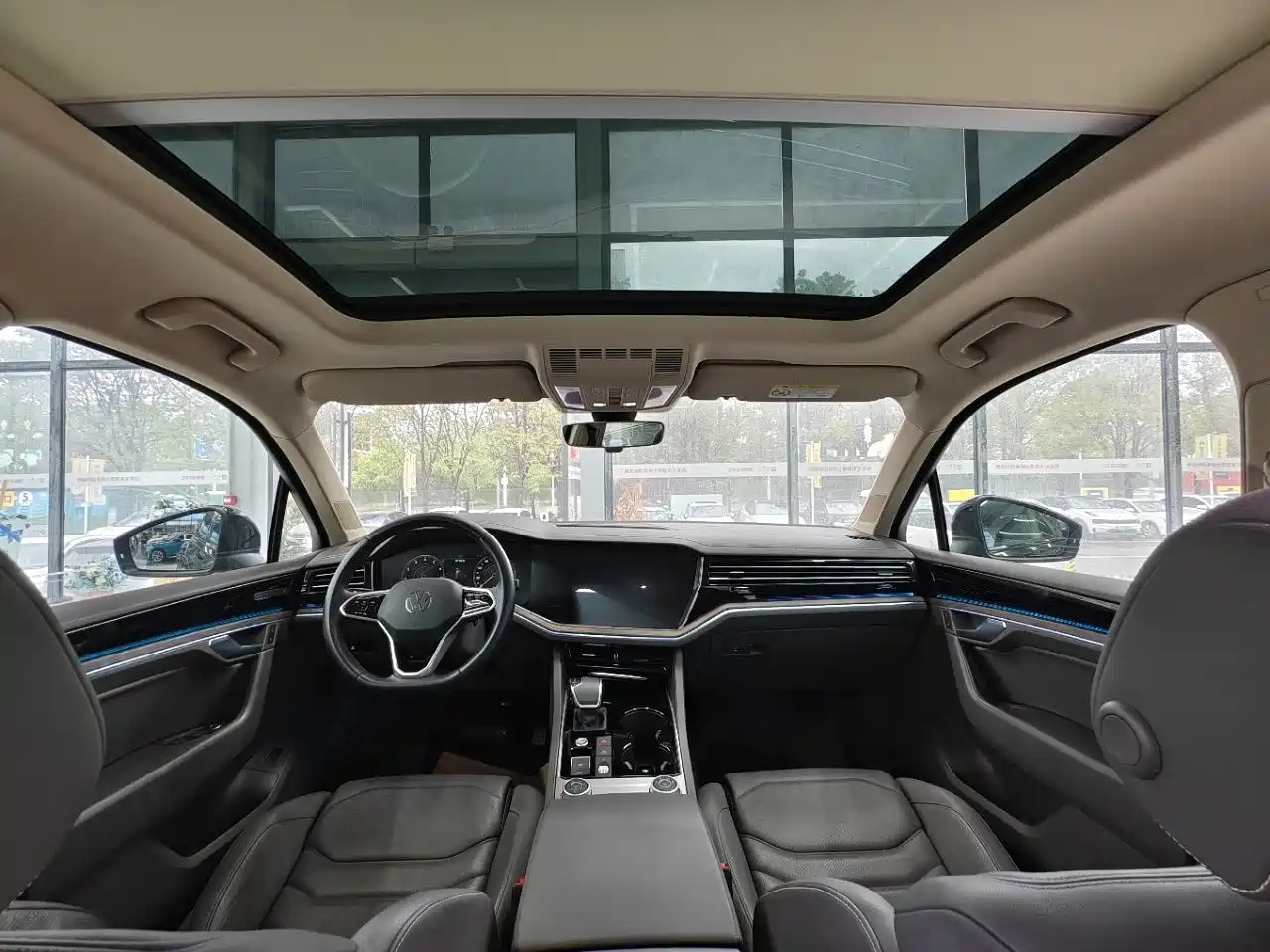 Volkswagen Touareg 2021 3.0TSI Sharp Edition with Gloss Black Sports Package фото 13