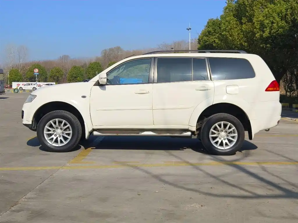 Mitsubishi Pajero Sport 2013 3.0L Automatic 2WD Luxury фото 3