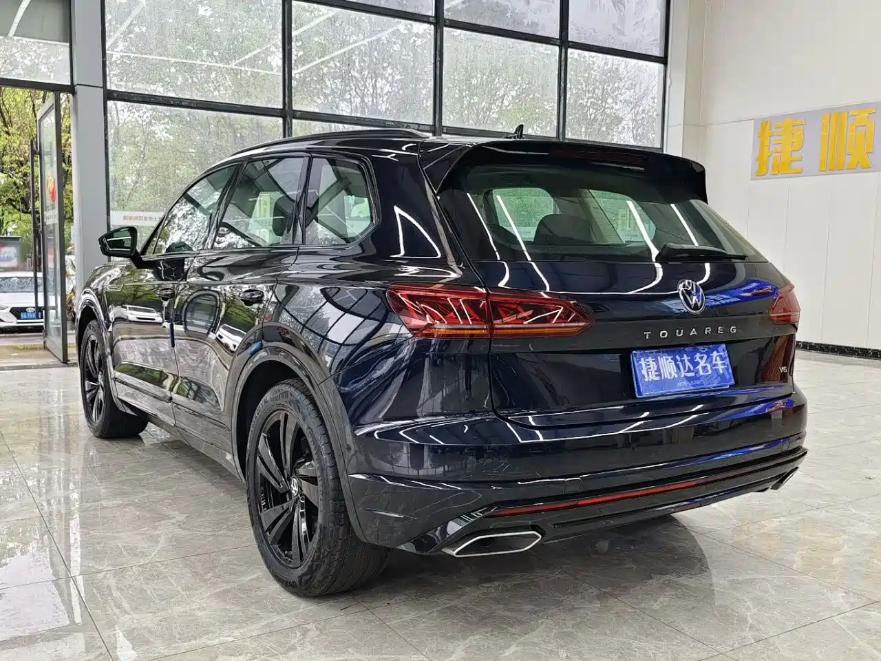 Volkswagen Touareg 2021 3.0TSI Sharp Edition with Gloss Black Sports Package фото 6