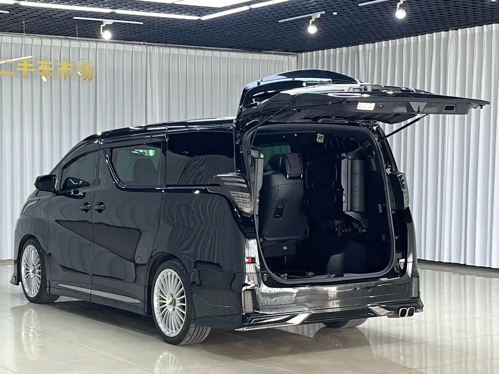 Фото 8 - Toyota Vellfire