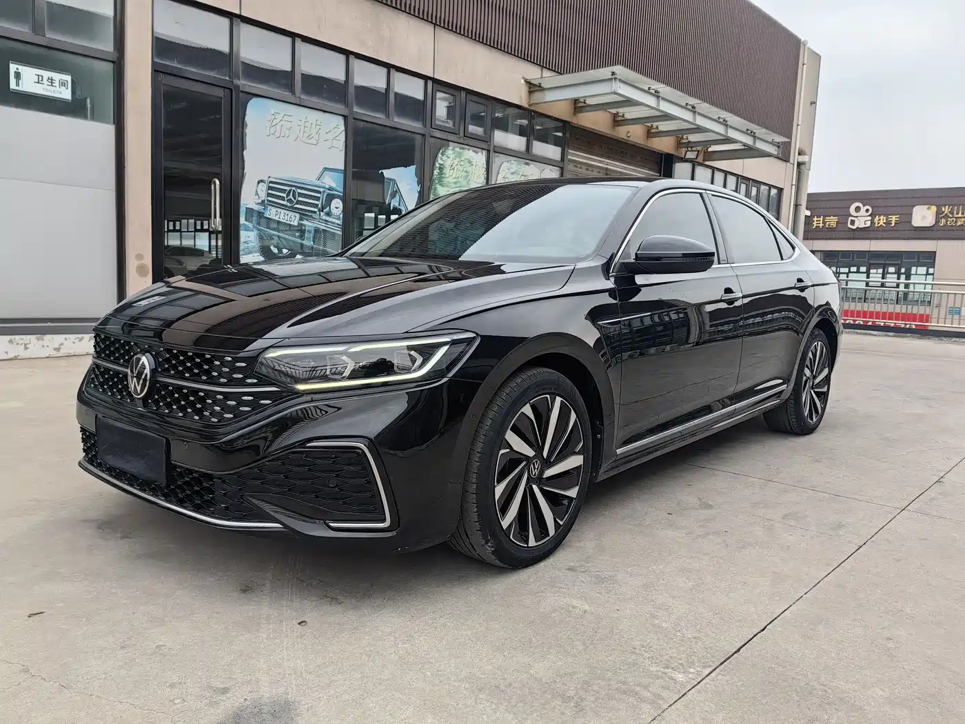 Volkswagen Passat 2022 330TSI Starlight Luxury Edition фото 3