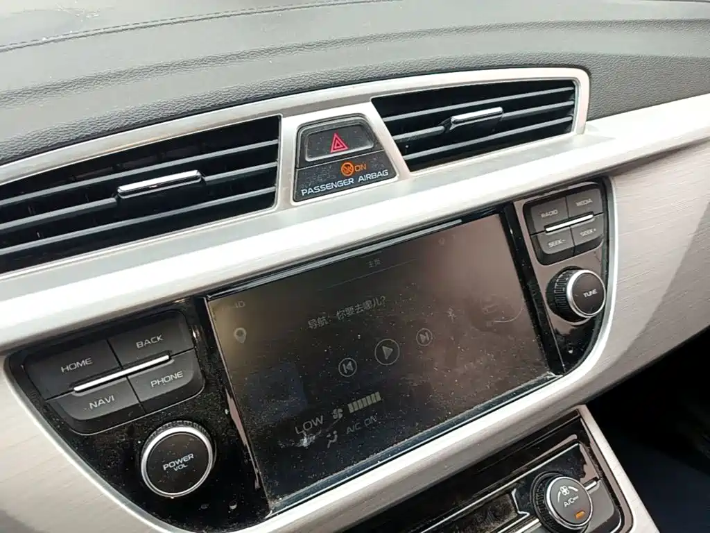 Фото 13 - Geely Atlas