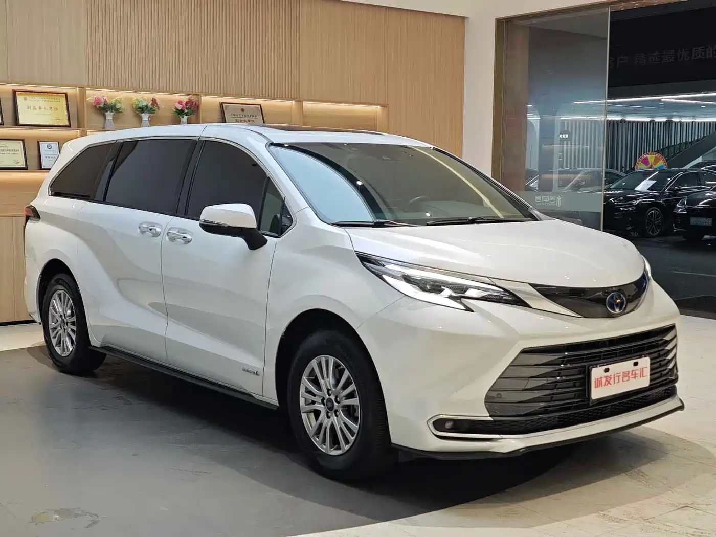 Toyota Sienna 2021 2.5L Hybrid Premium Edition фото 2