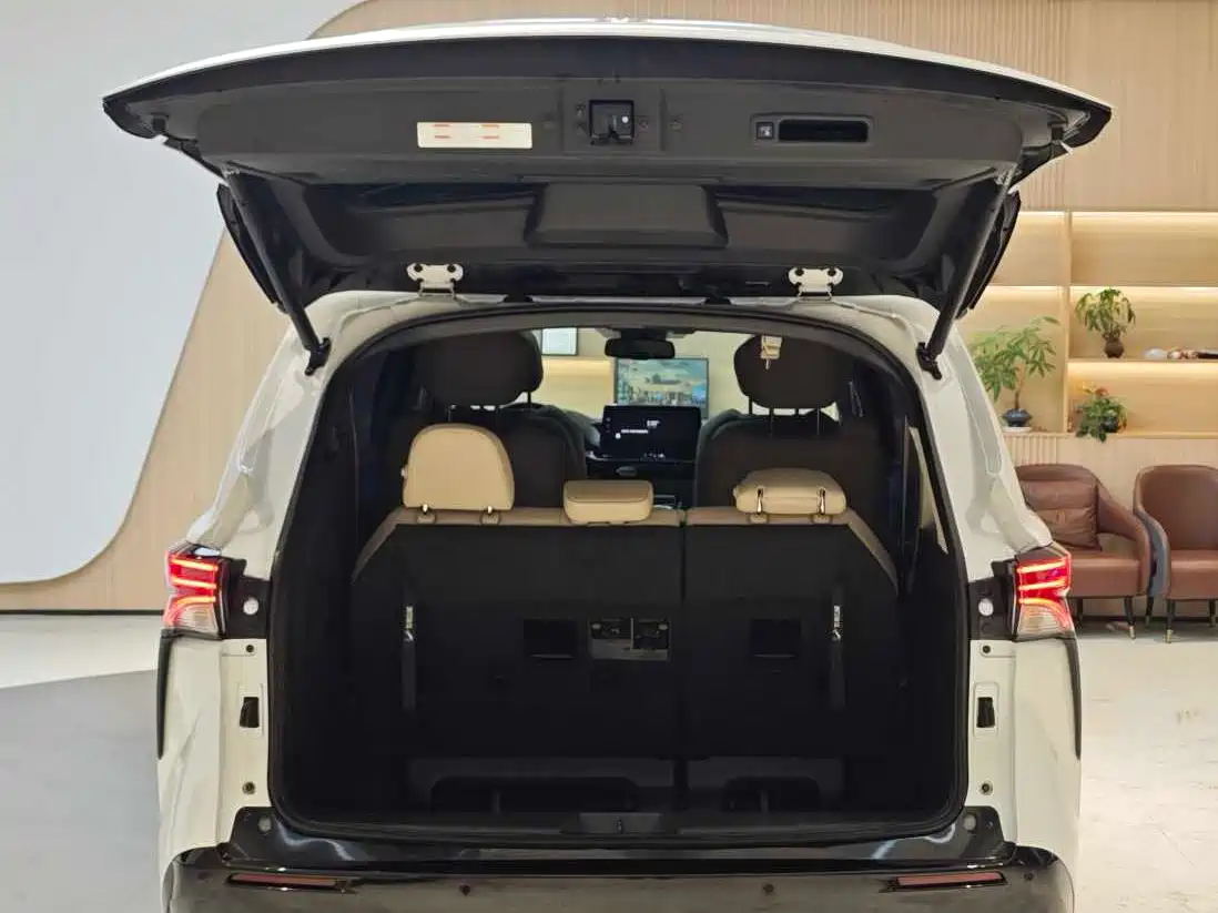 Toyota Sienna 2021 2.5L Hybrid Premium Edition фото 23