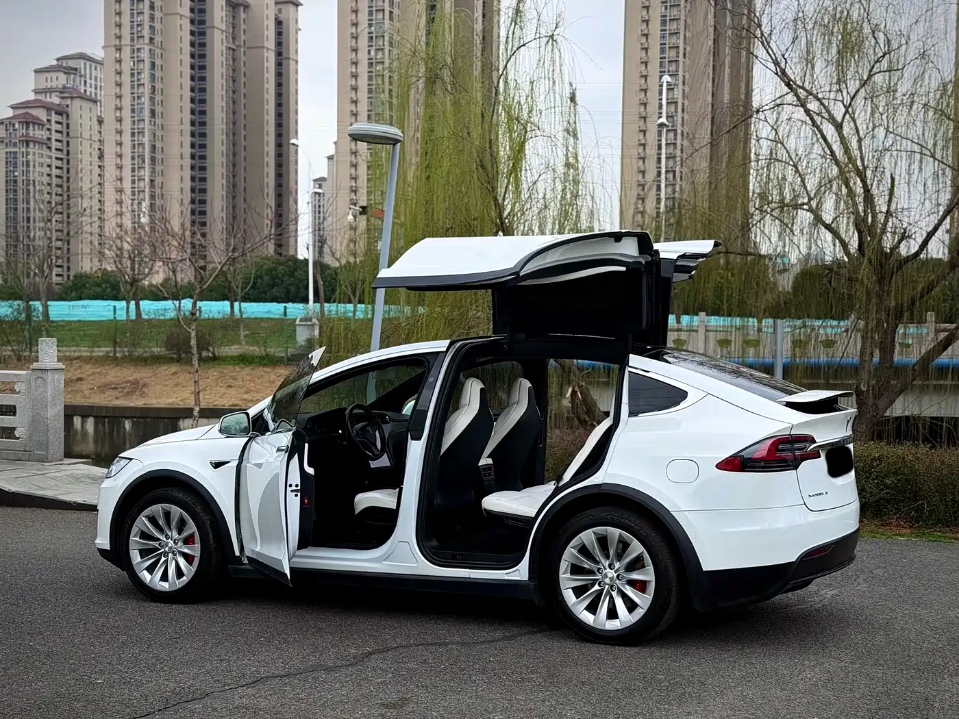 TESLA MODEL X