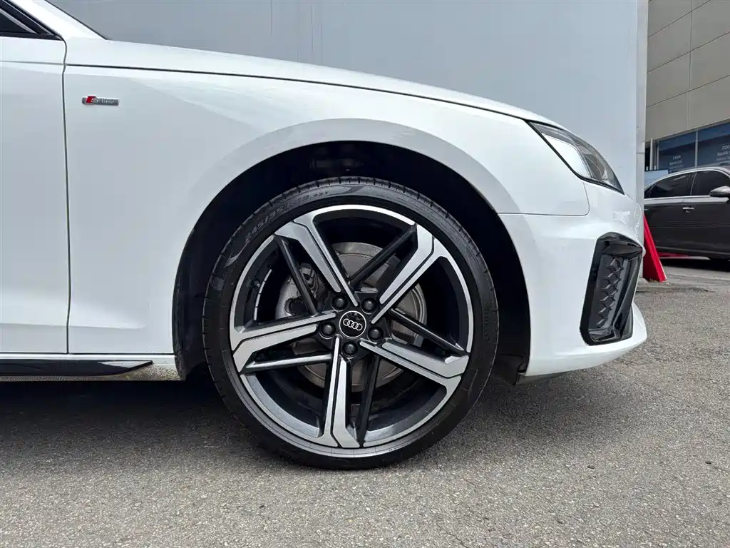 Audi A4L 2023 40 TFSI Luxury Sport фото 17