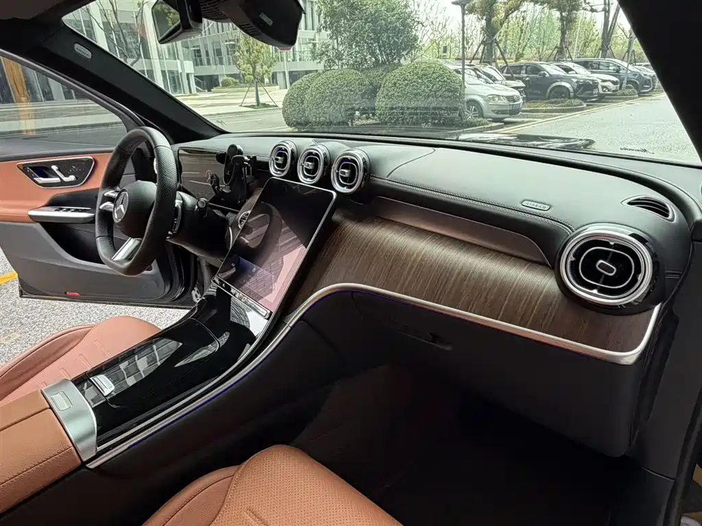 Mercedes-Benz GLC 2023 GLC 300 L 4MATIC Sport 5-Seater фото 9