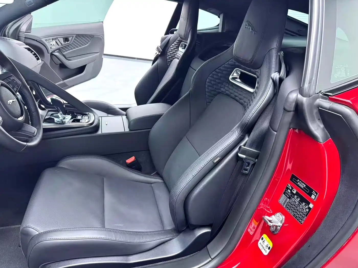Jaguar F-TYPE 2024 P300 75th Anniversary Collector's Hardtop Edition фото 5