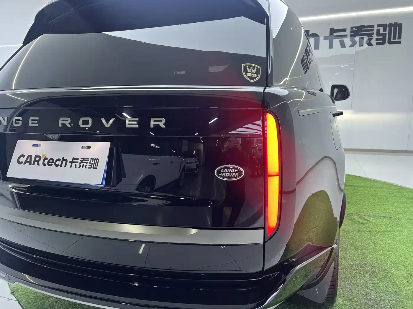Land Rover Range Rover 2024 3.0 L6 360PS Golden Age Edition фото 30
