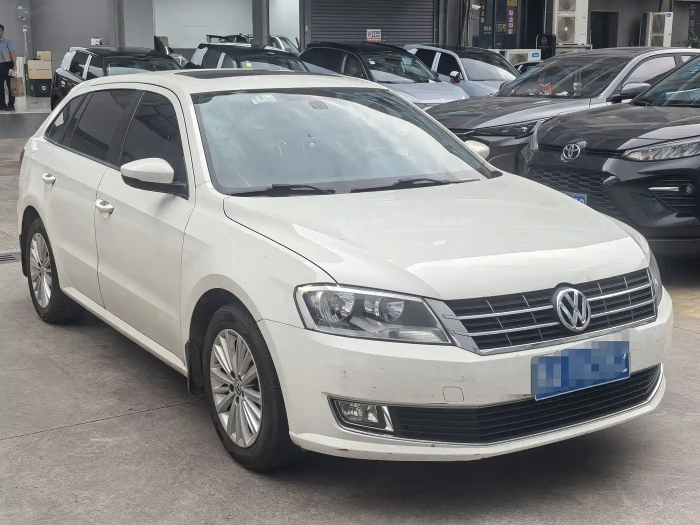 Volkswagen Lavida Tour 2013 1.6L Automatic Comfort фото 3
