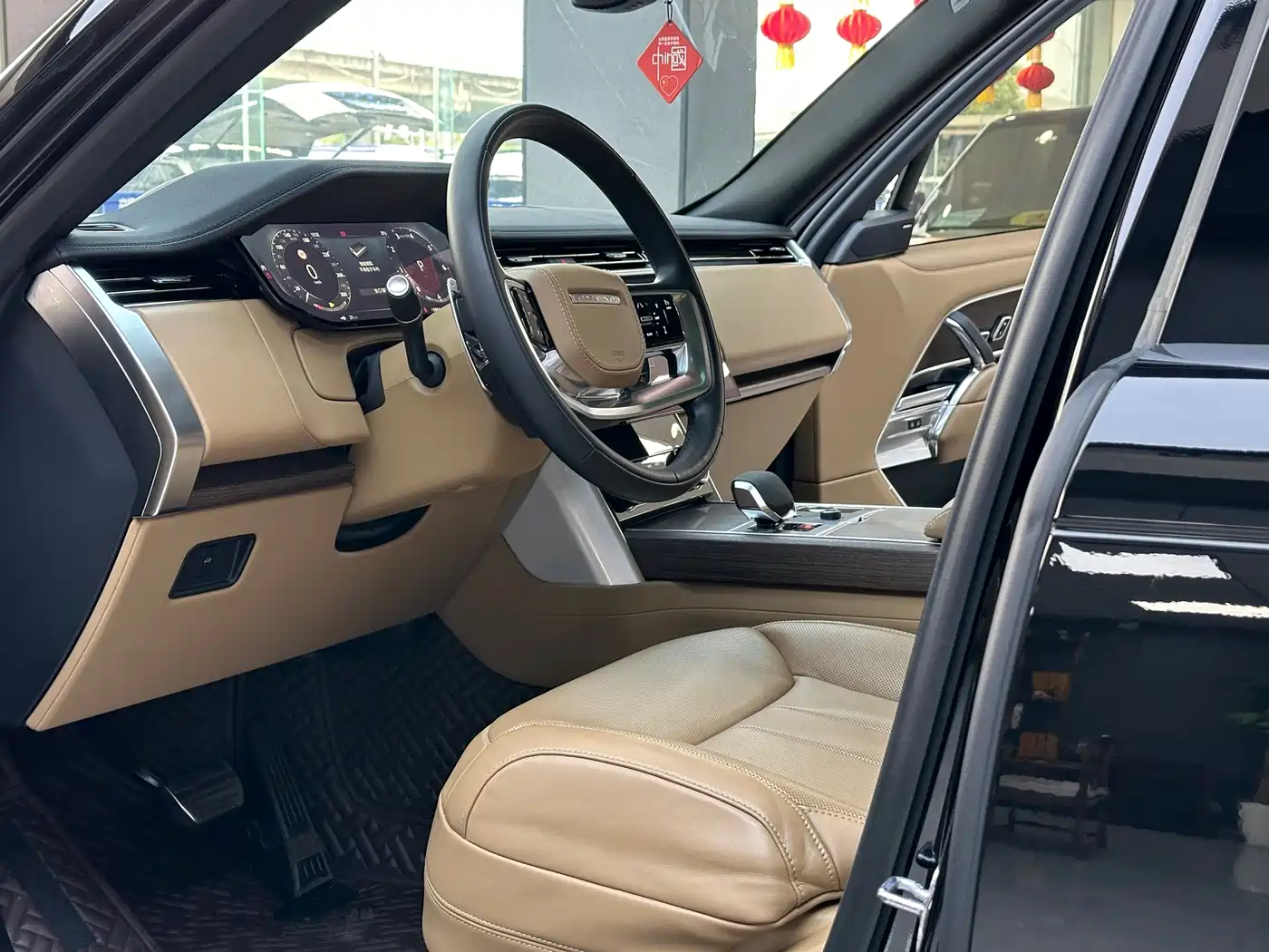 Land Rover Range Rover 2023 3.0 L6 400PS Golden Age 7-Seater Long Wheelbase фото 4