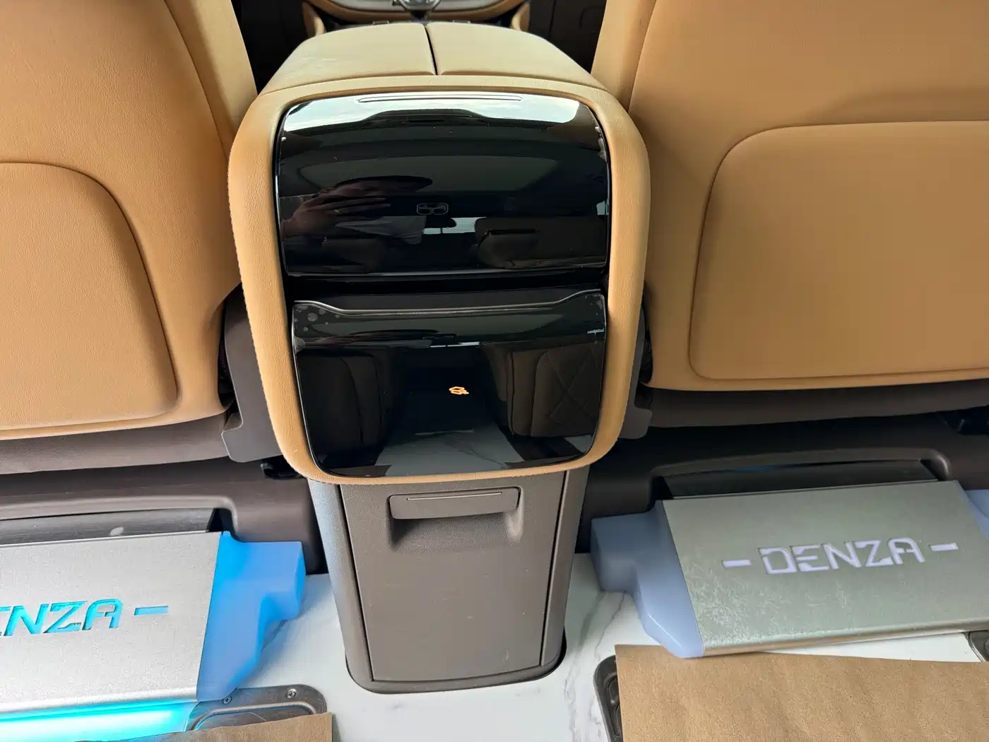 Denza D9 2022 DM-i 970 AWD Flagship фото 15