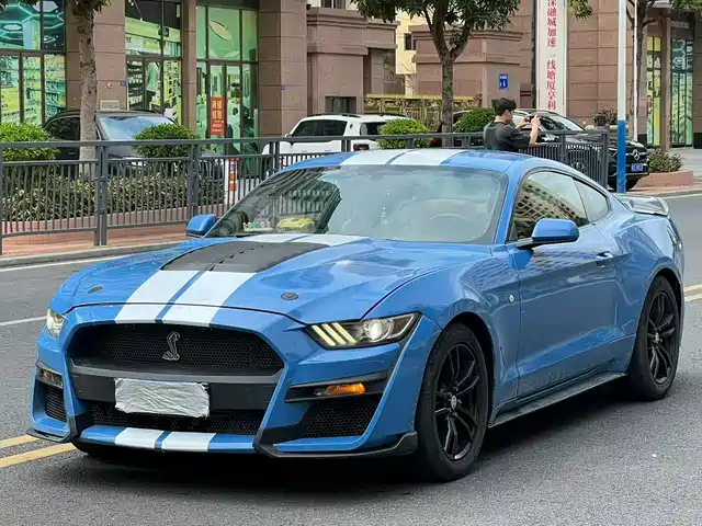 FORD MUSTANG