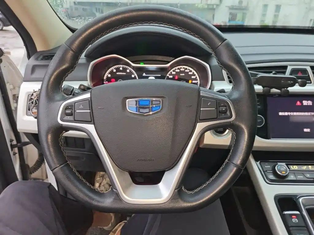 Photo 11 - Geely Atlas