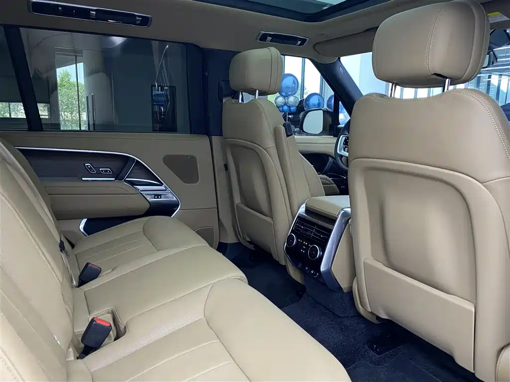 Land Rover Range Rover 2024 3.0 L6 400PS Golden Age Extended 7-Seater фото 10
