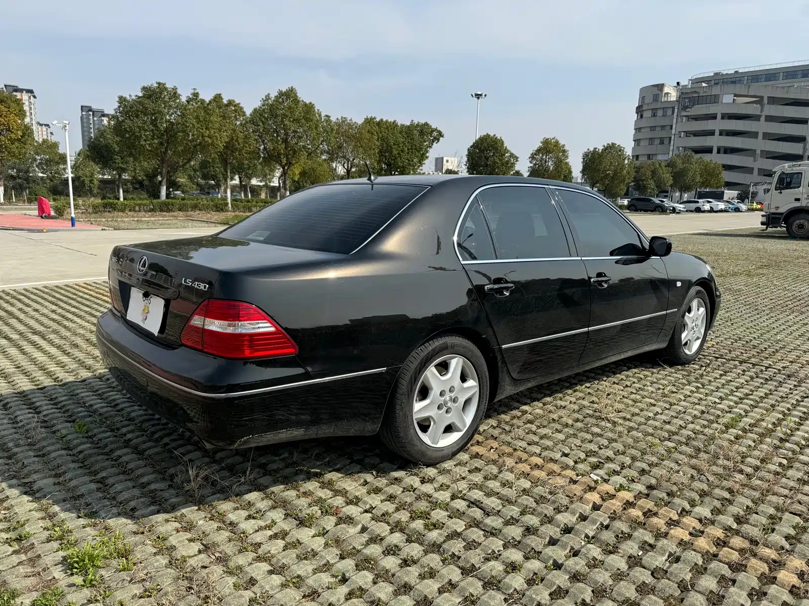 Фото 13 - Lexus LS