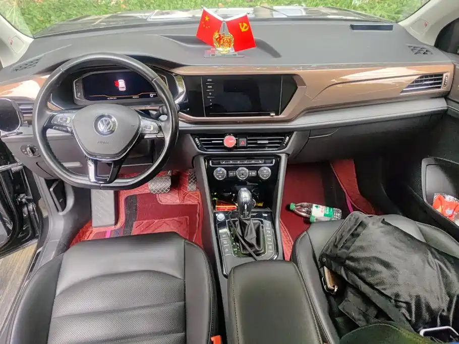 صورة 12 - Volkswagen Tharu