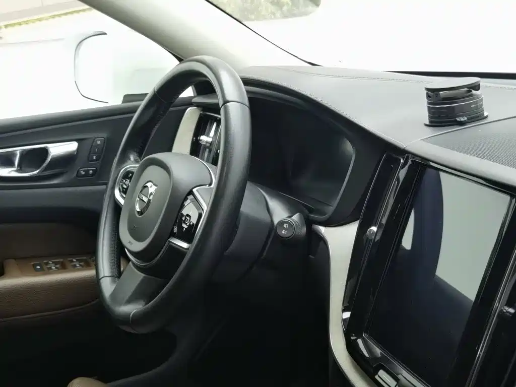 Фото 22 - Volvo XC60