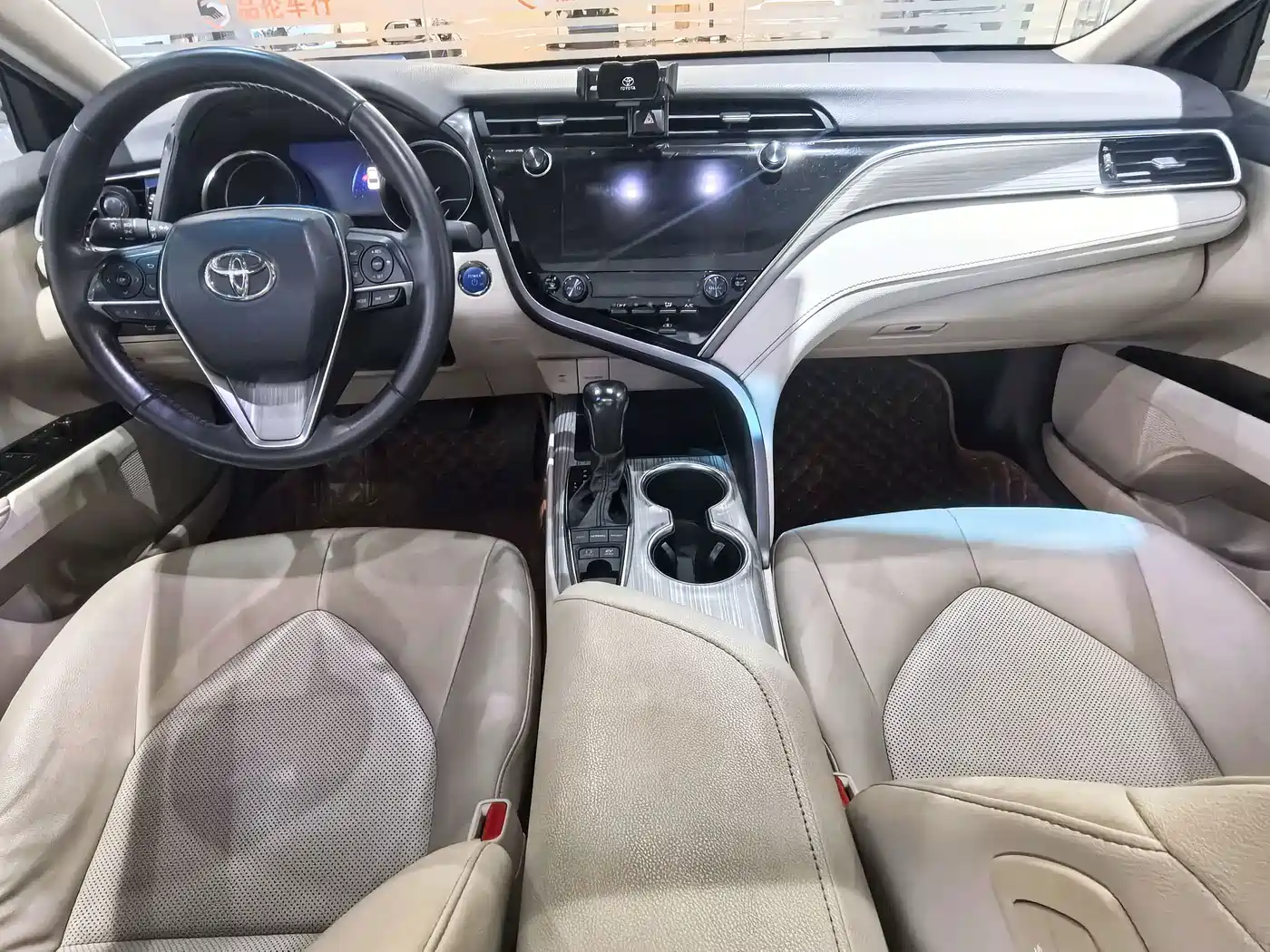 Фото 5 - Toyota Camry
