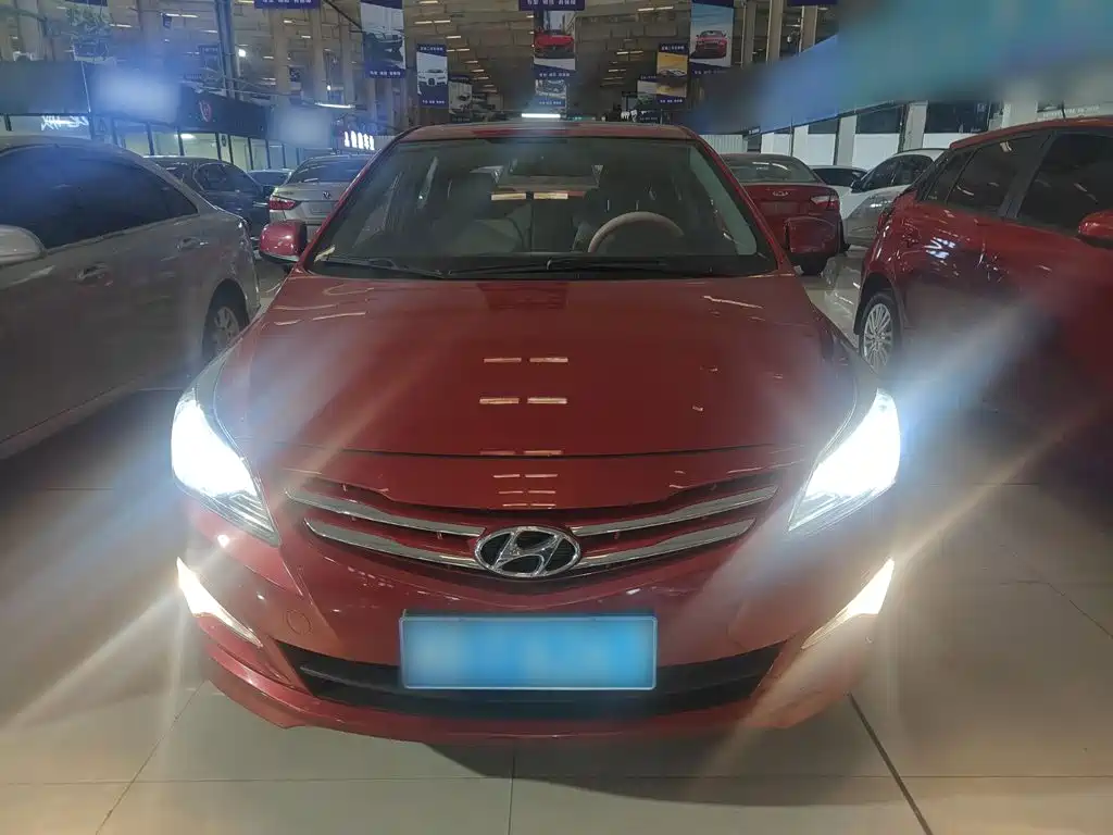 Photo 3 - Hyundai Reina