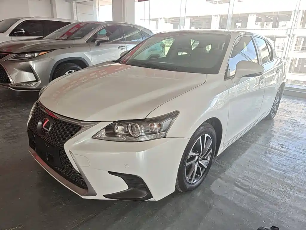 Photo 1 - Lexus CT