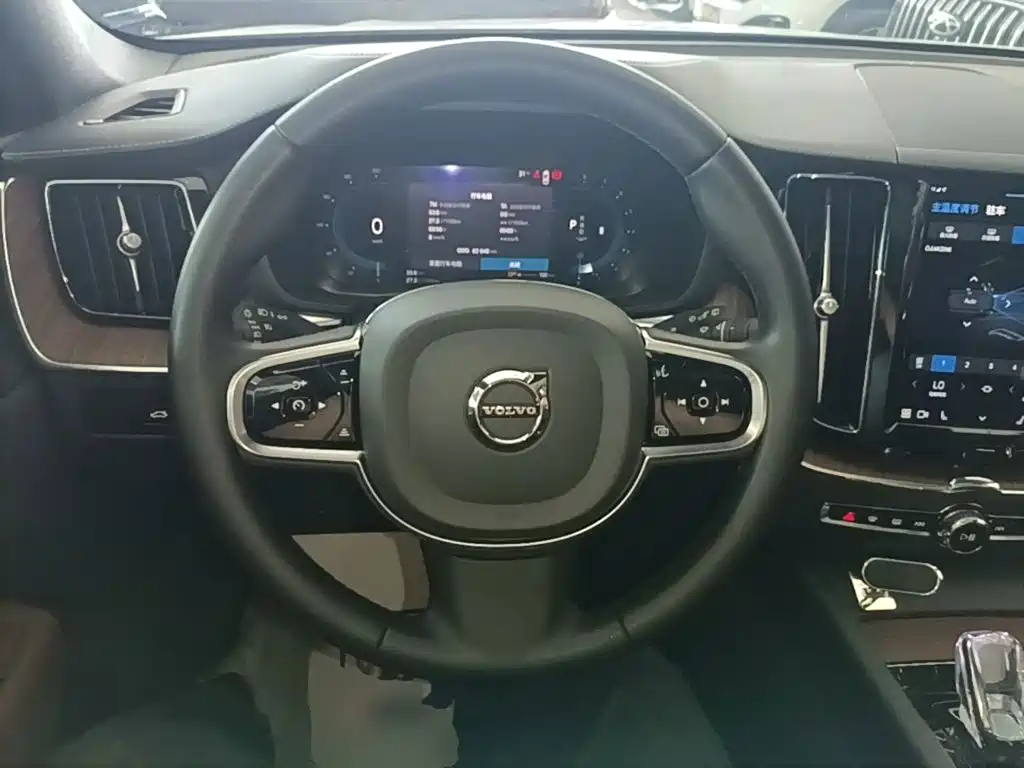 Фото 11 - Volvo XC60