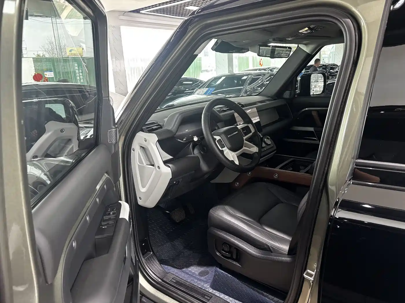 Land Rover Defender 2023 Model 110 3.0T P400 Dark Special Edition фото 11