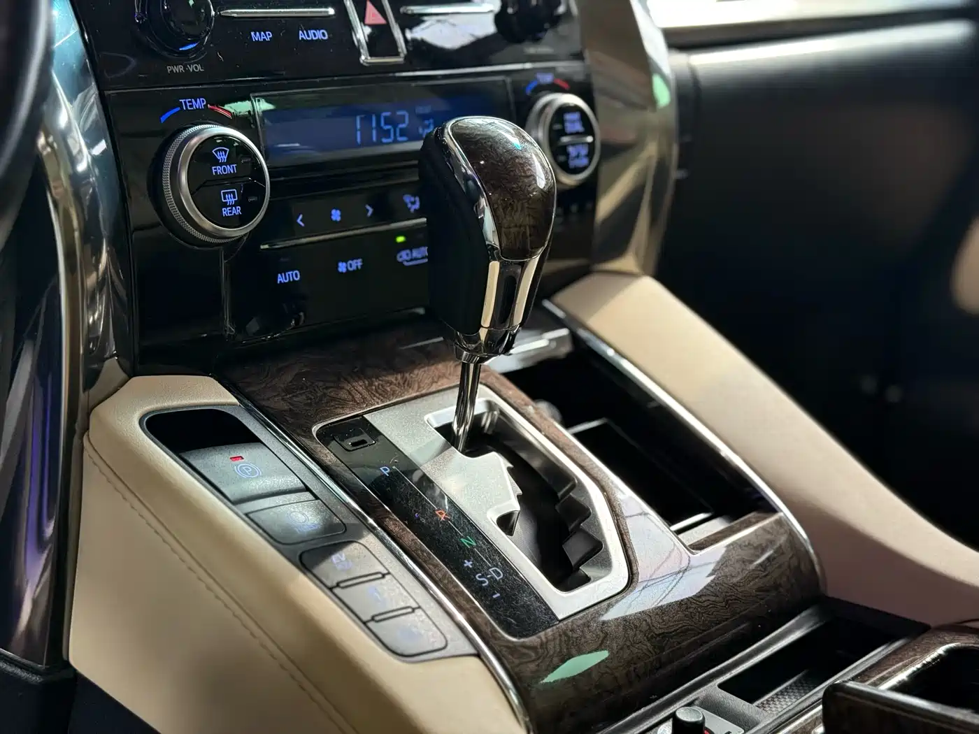 Toyota Alphard 2021 Hybrid 2.5L Premium фото 10