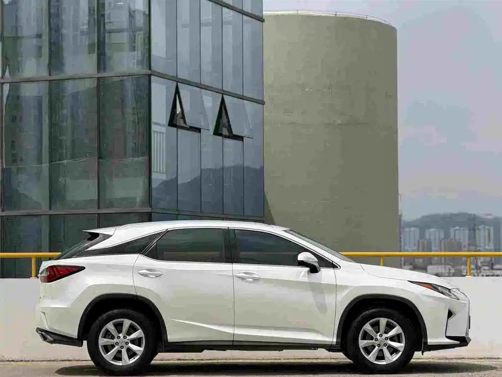 Фото 9 - Lexus RX