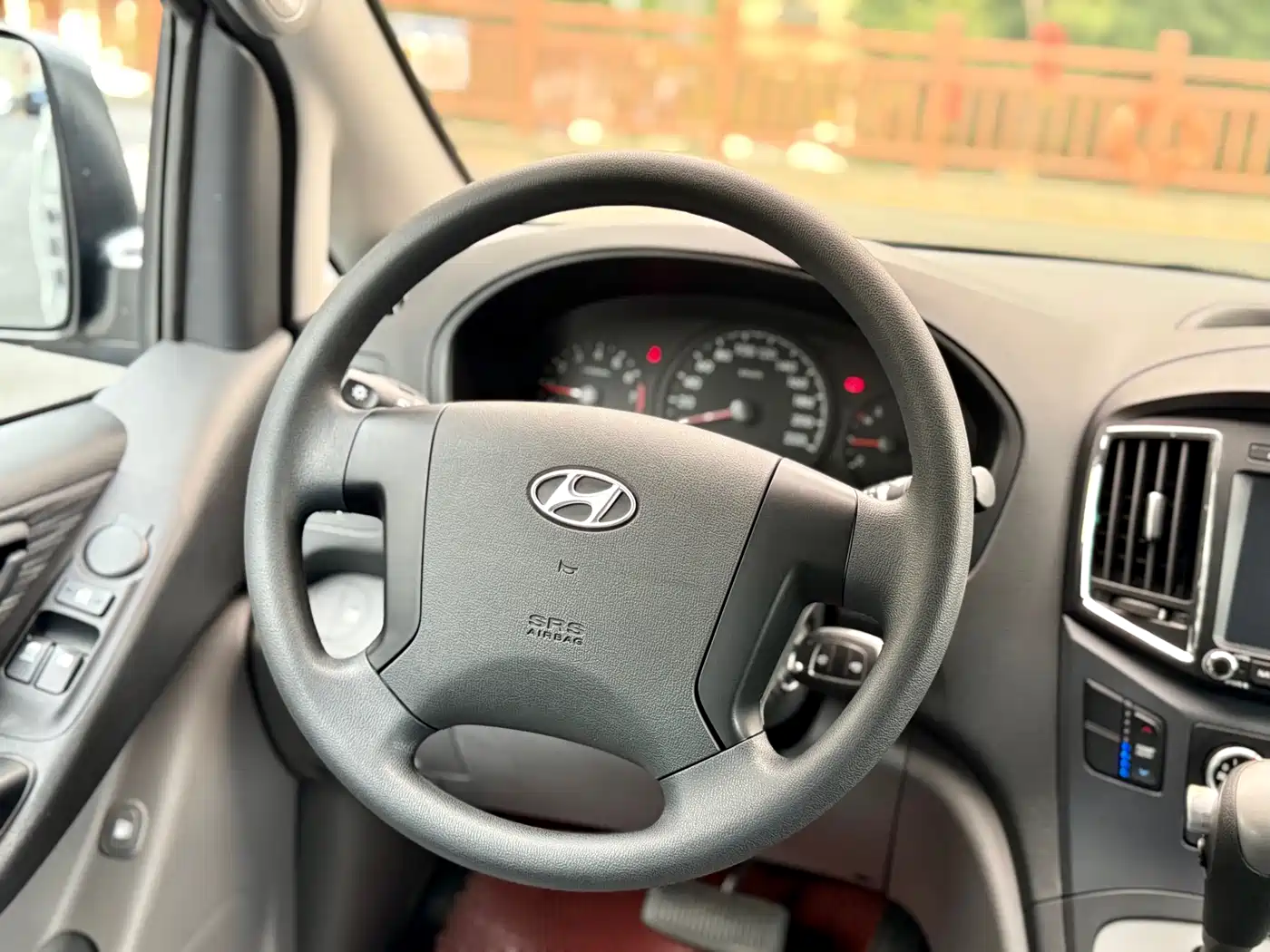 Hyundai H-1 Grand Starex 2011 2.4L Comfort Edition фото 18