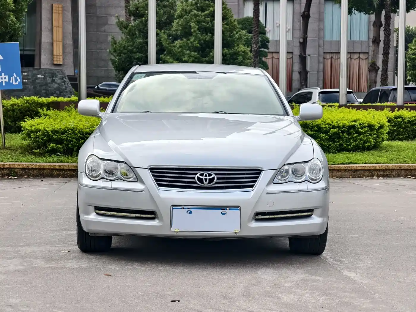 Фото 2 - Toyota Reiz